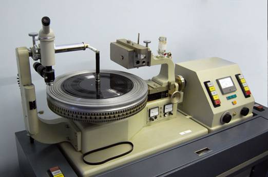 File:Neumann VMS-70 Cutting Lathe.png